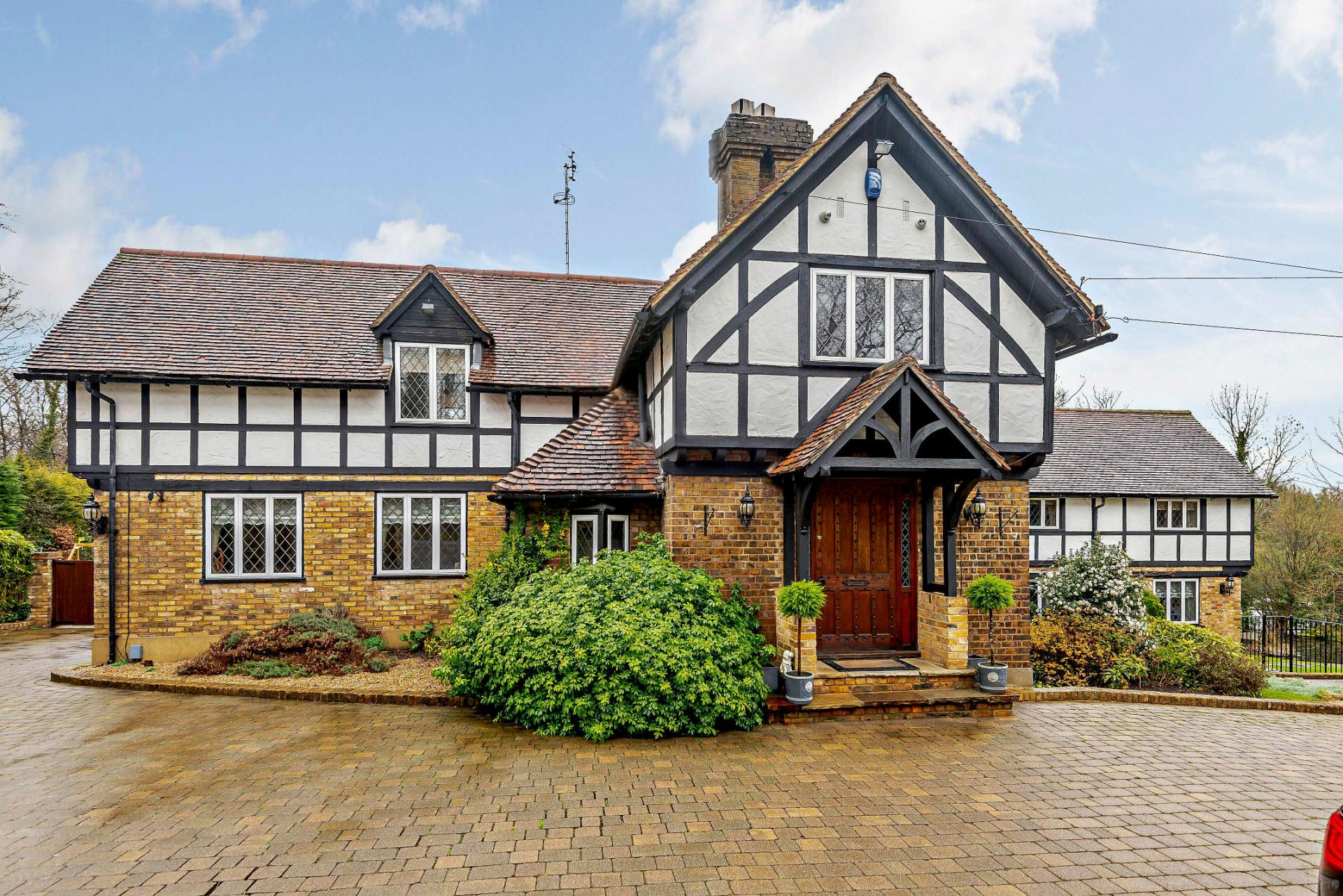 5 Bedroom Detached House For Sale in The Ridgeway, Cuffley