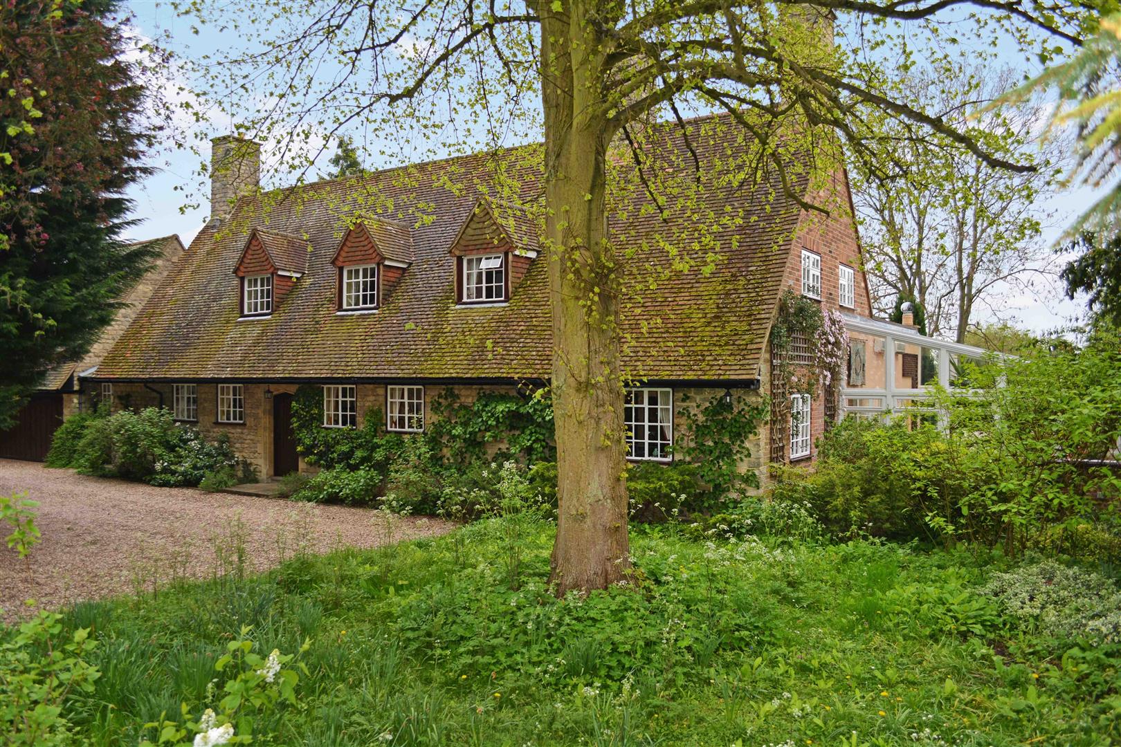 6 Bedroom Country House For Sale in Fringford, Oxfordshire