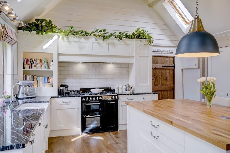 English white farmhouse kitchen interior design decor inspiration
