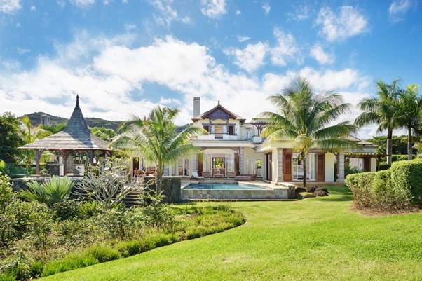 luxury villa in Mauritius with palm trees and swimming pool