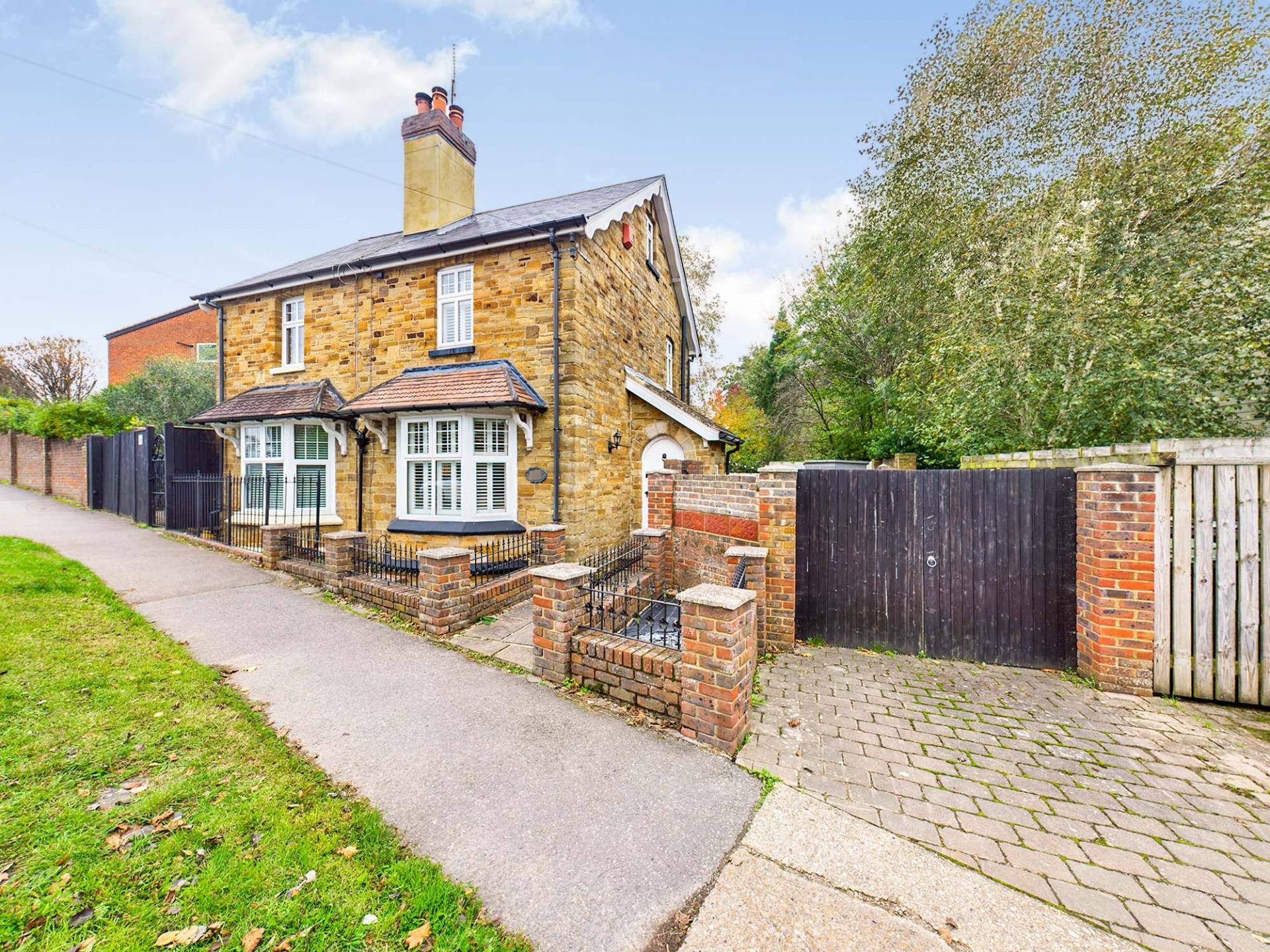 2 Bedroom Semi-Detached House for sale in Horsham