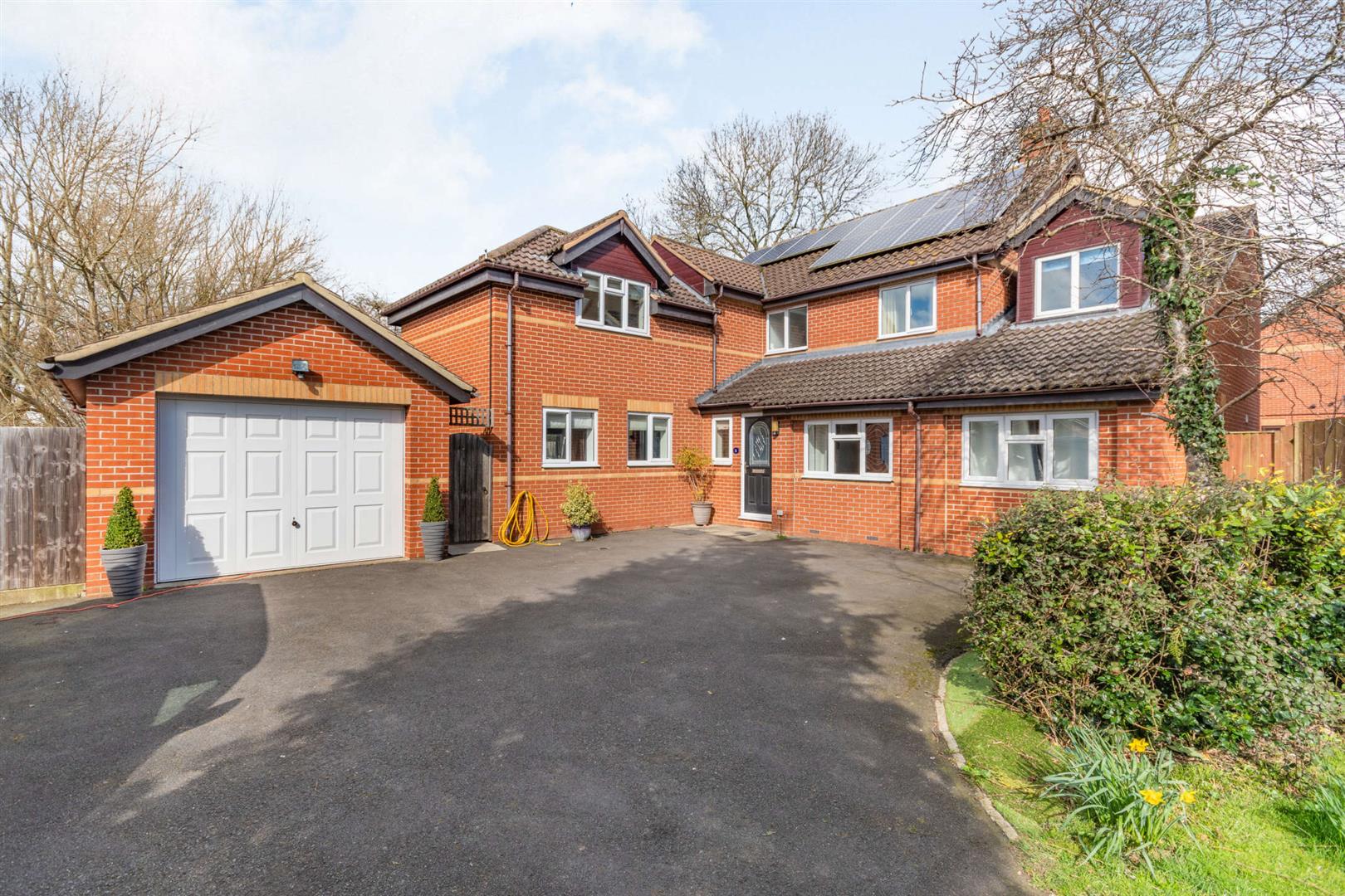 6 Bedroom Detached House for sale in Gloucester