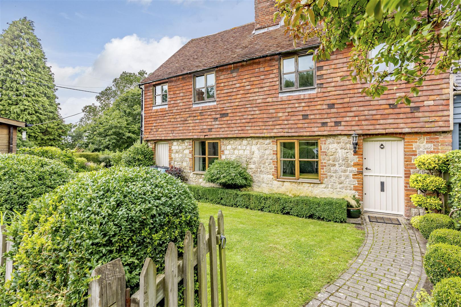 attractive 3 bed cottage in Otham village Kent