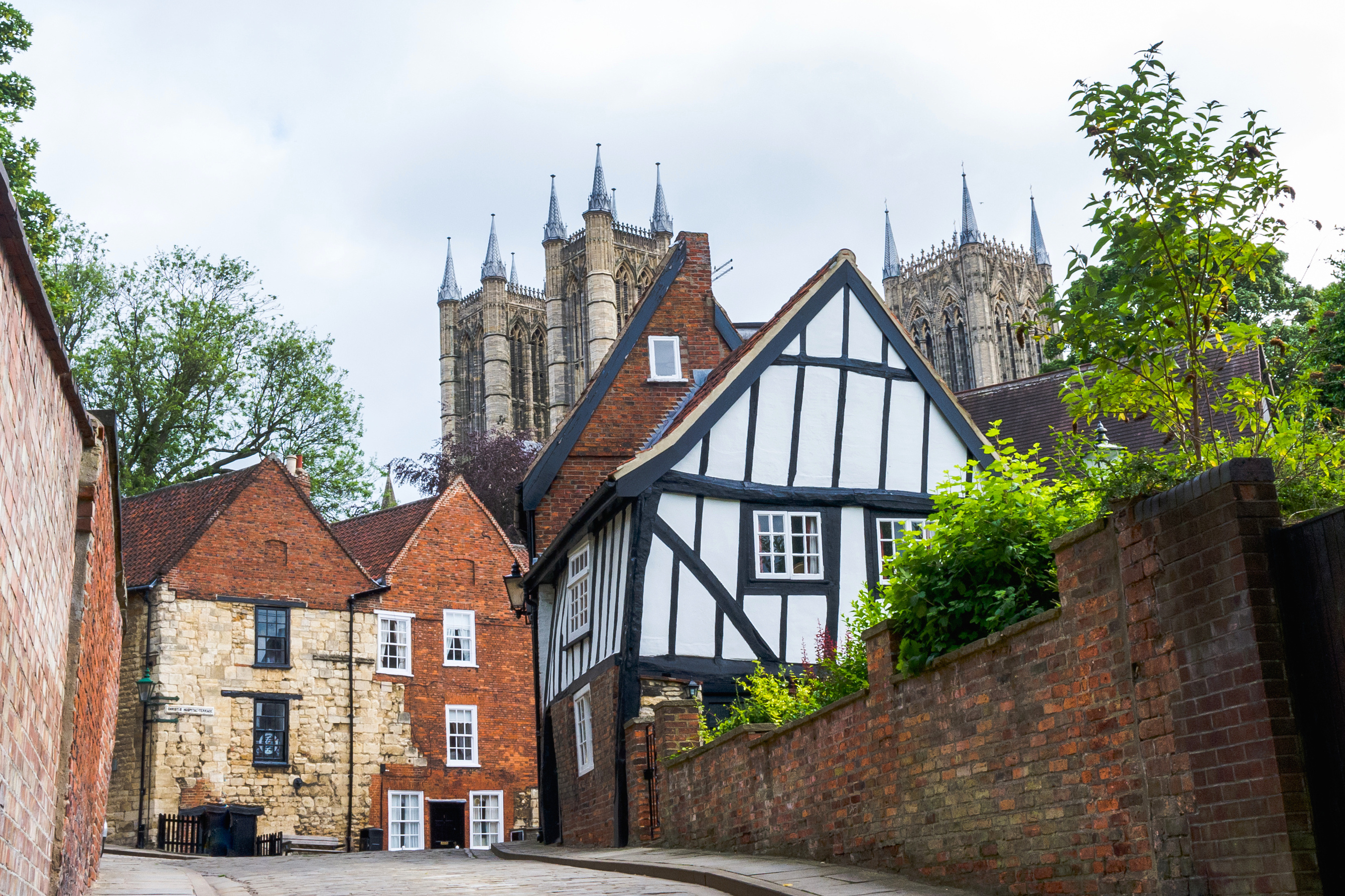 crooked_house_in_lincoln_with_view_of_cathedral