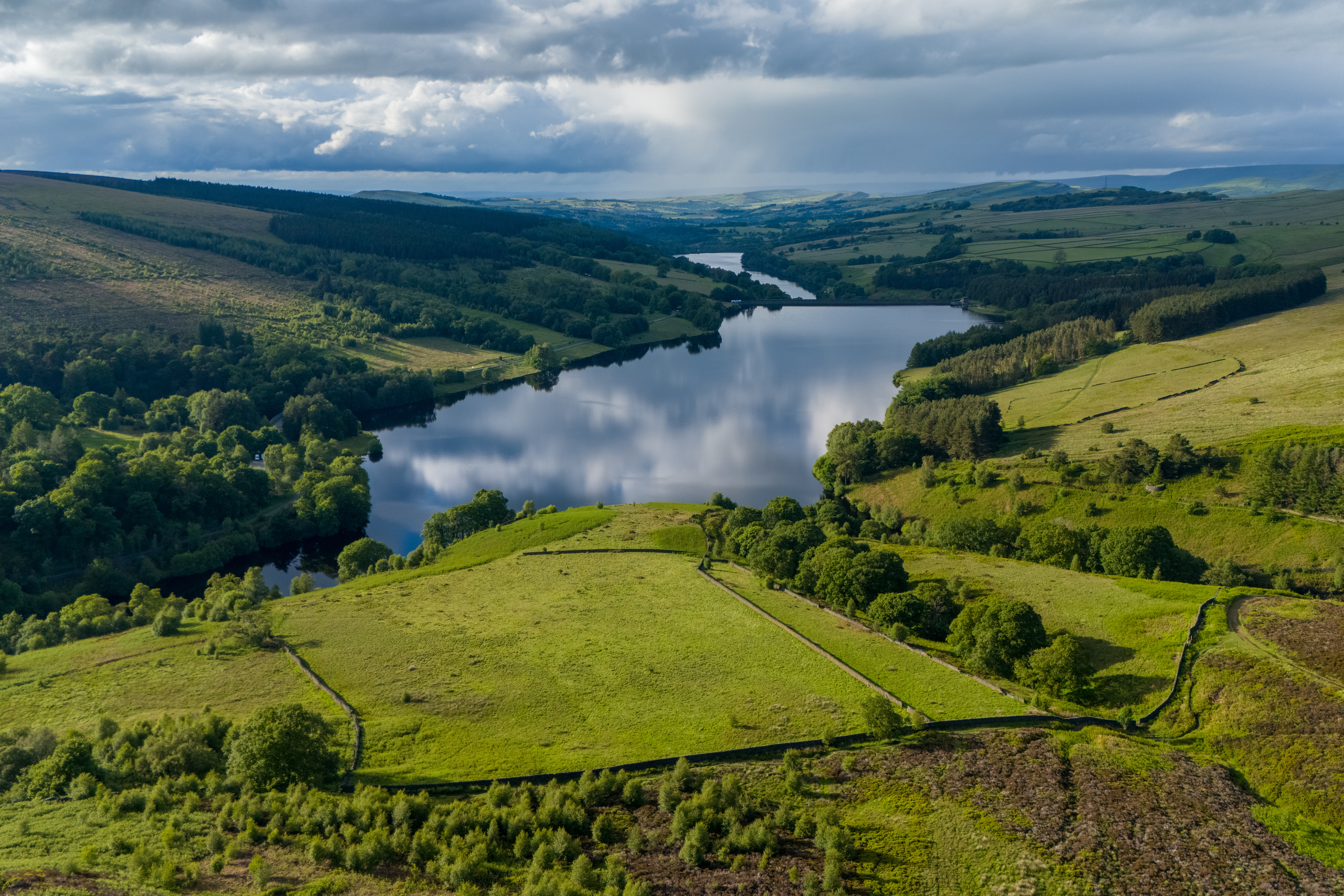 errwood_reservoir_during_afternoon_in_derbyshire_england