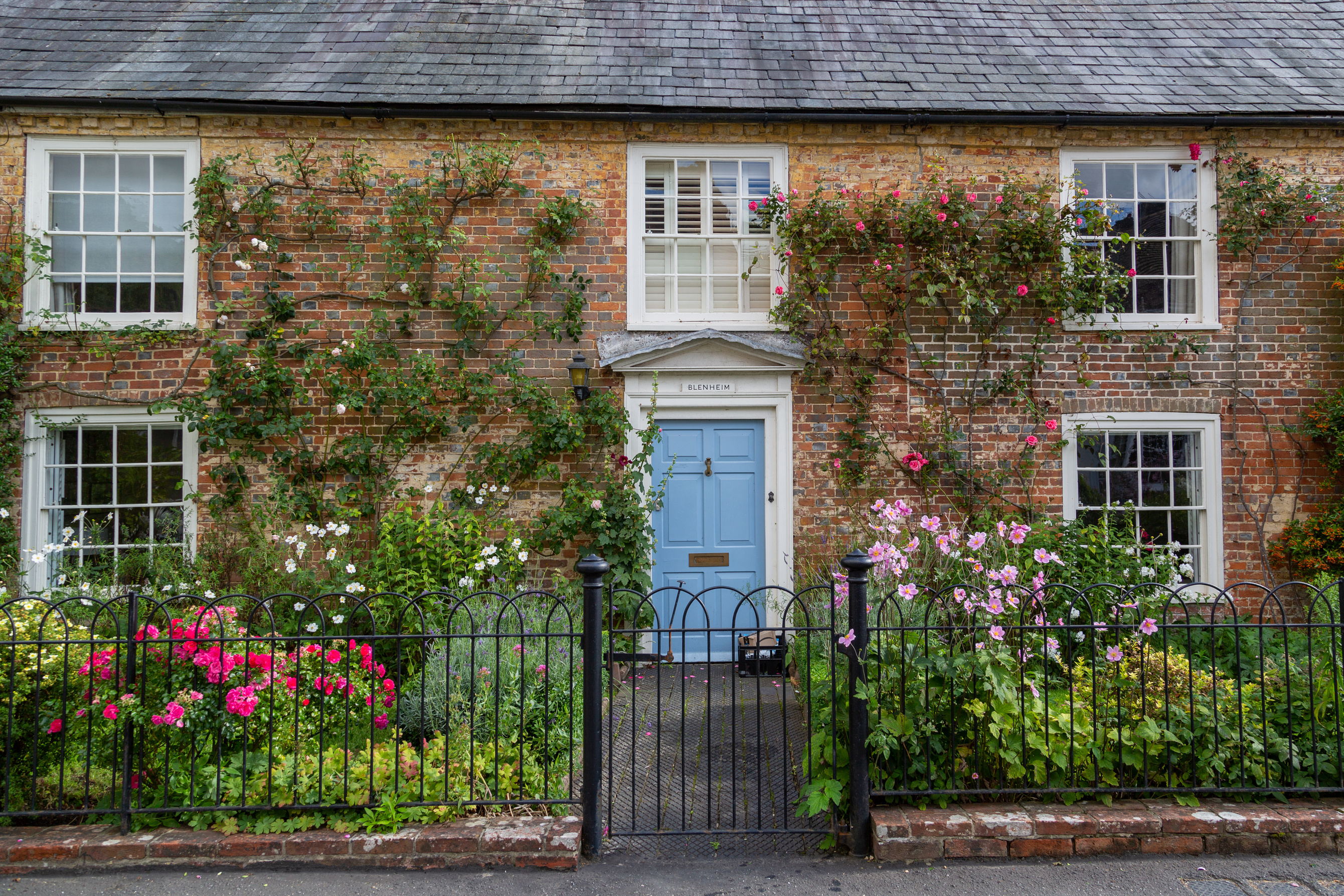 gated_front_lawn_with_floors_to_residential_victorian_property