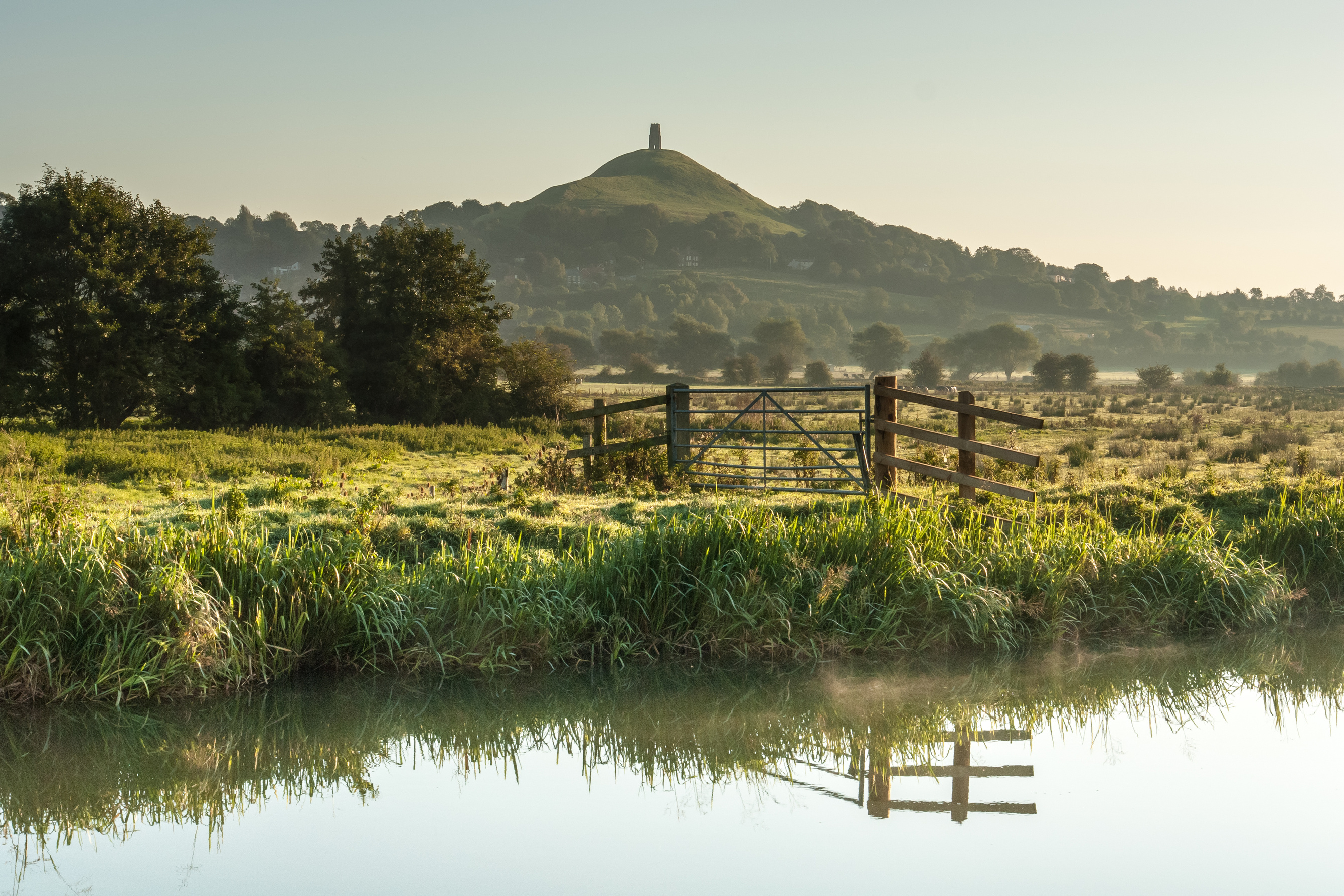 glastonbury_tor_field_view_in_somerset_england