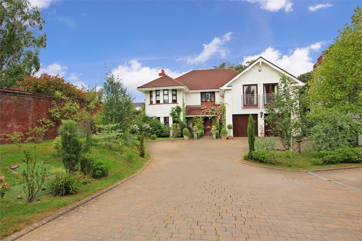 grand 6 bed family home in suburbs of Cardiff Wales