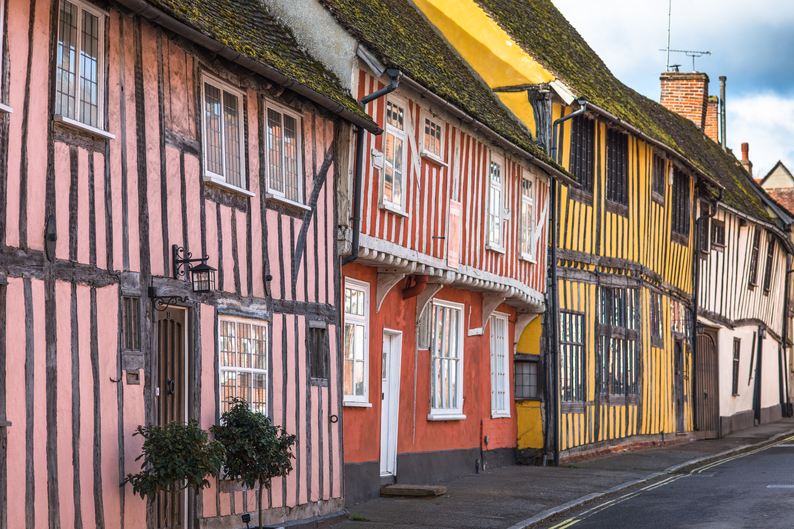half-timbered_medieval_cottages_in_suffolk