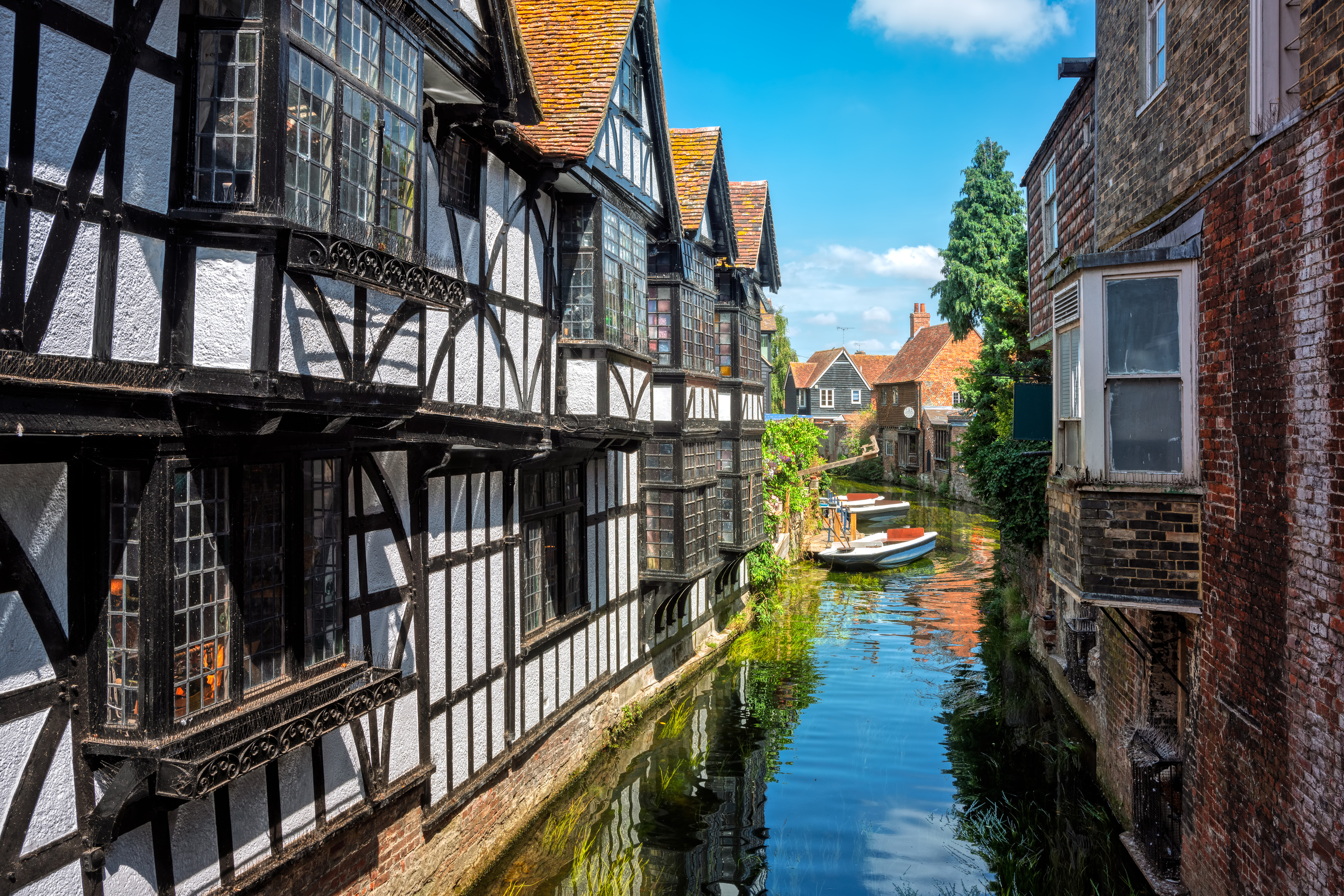 historical_houses_on_the_stour_river_in_canterbury_kent_england