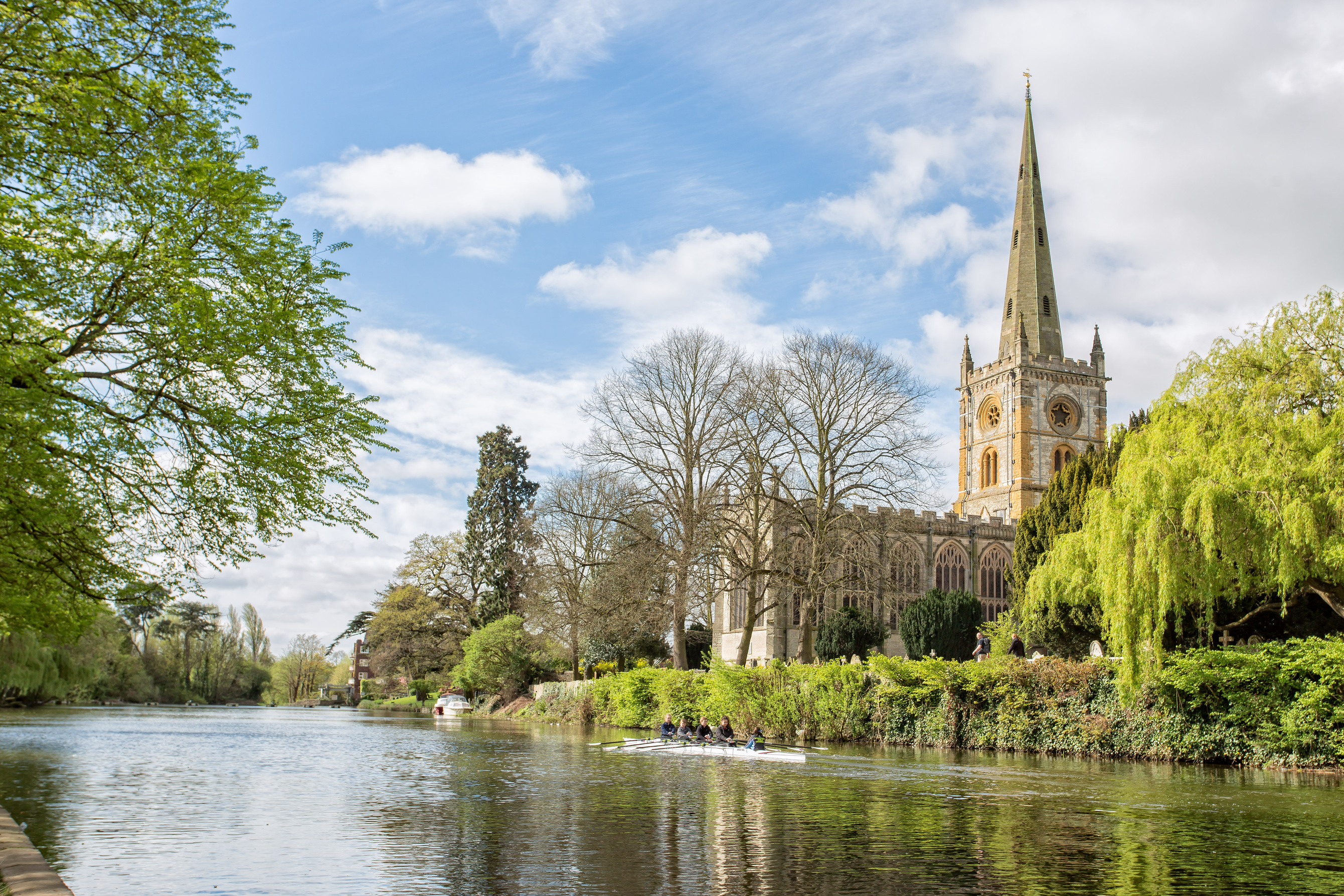 holy_trinity_church_set_on_the_banks_of_the_river_avon_in_stratford-upon-avon_warwickshire
