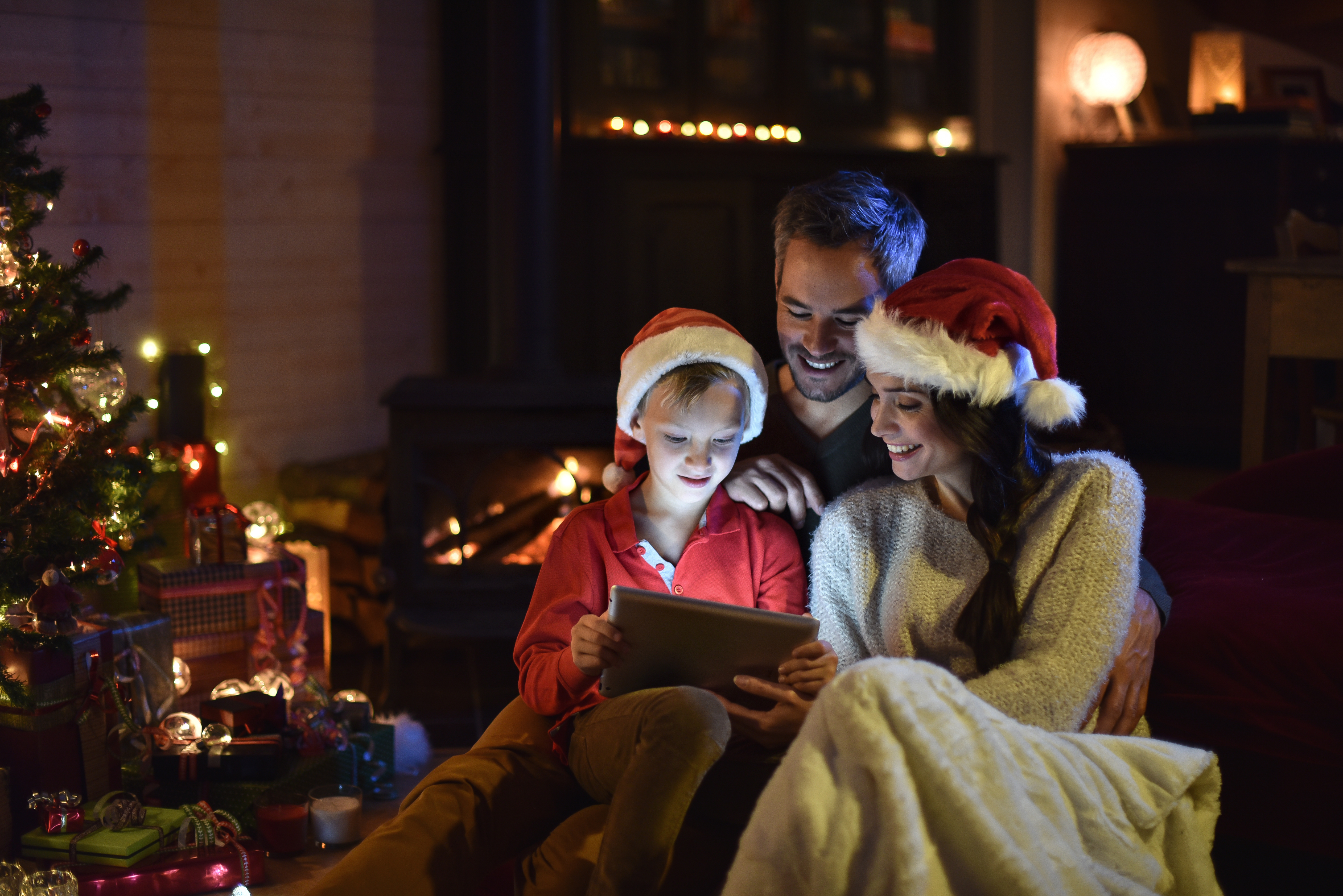 lovely family sharing ipad christmas day