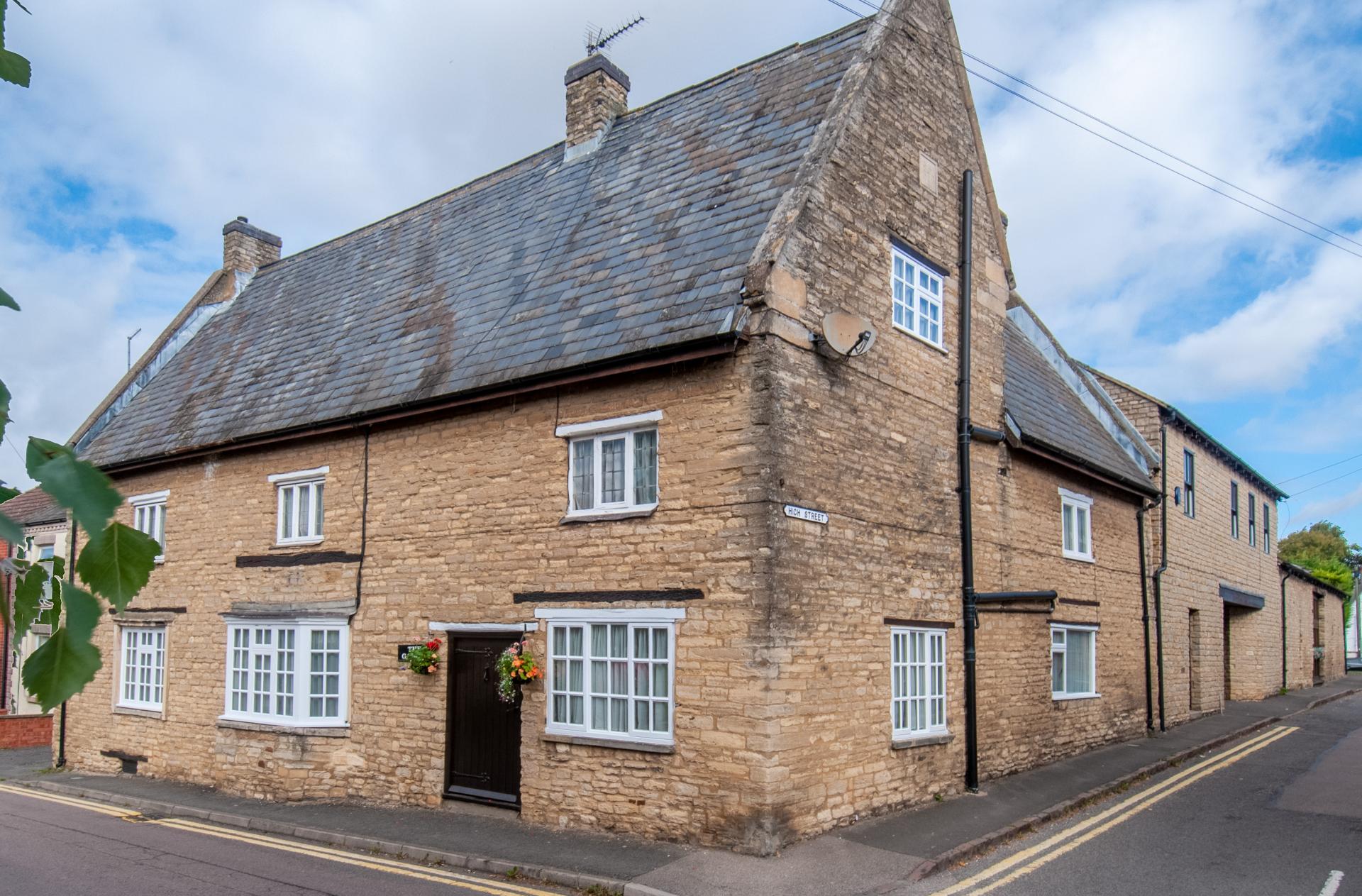 northamptonshire_stone_built_corner_farmhouse.