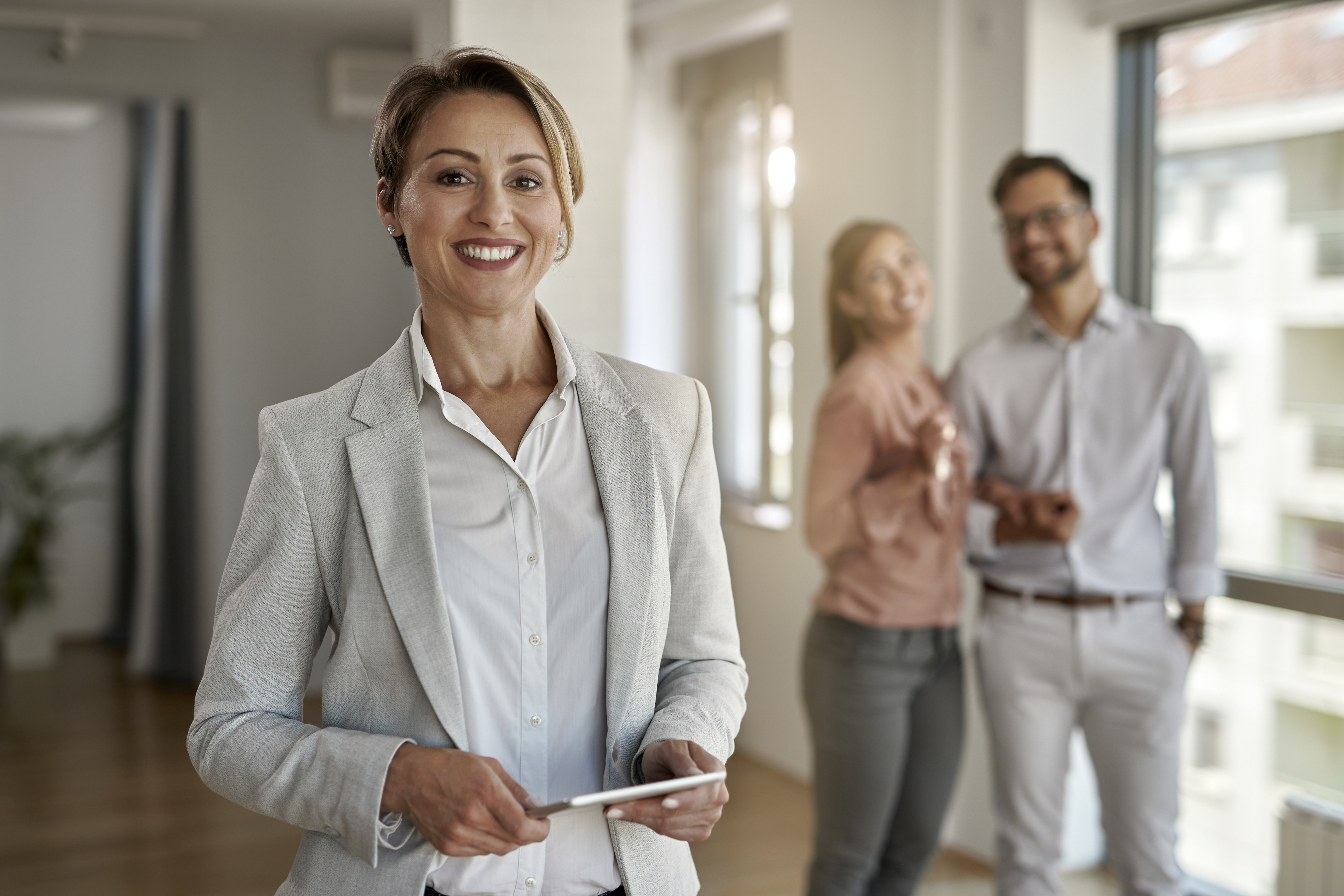 professional real estate agent woman with happy couple