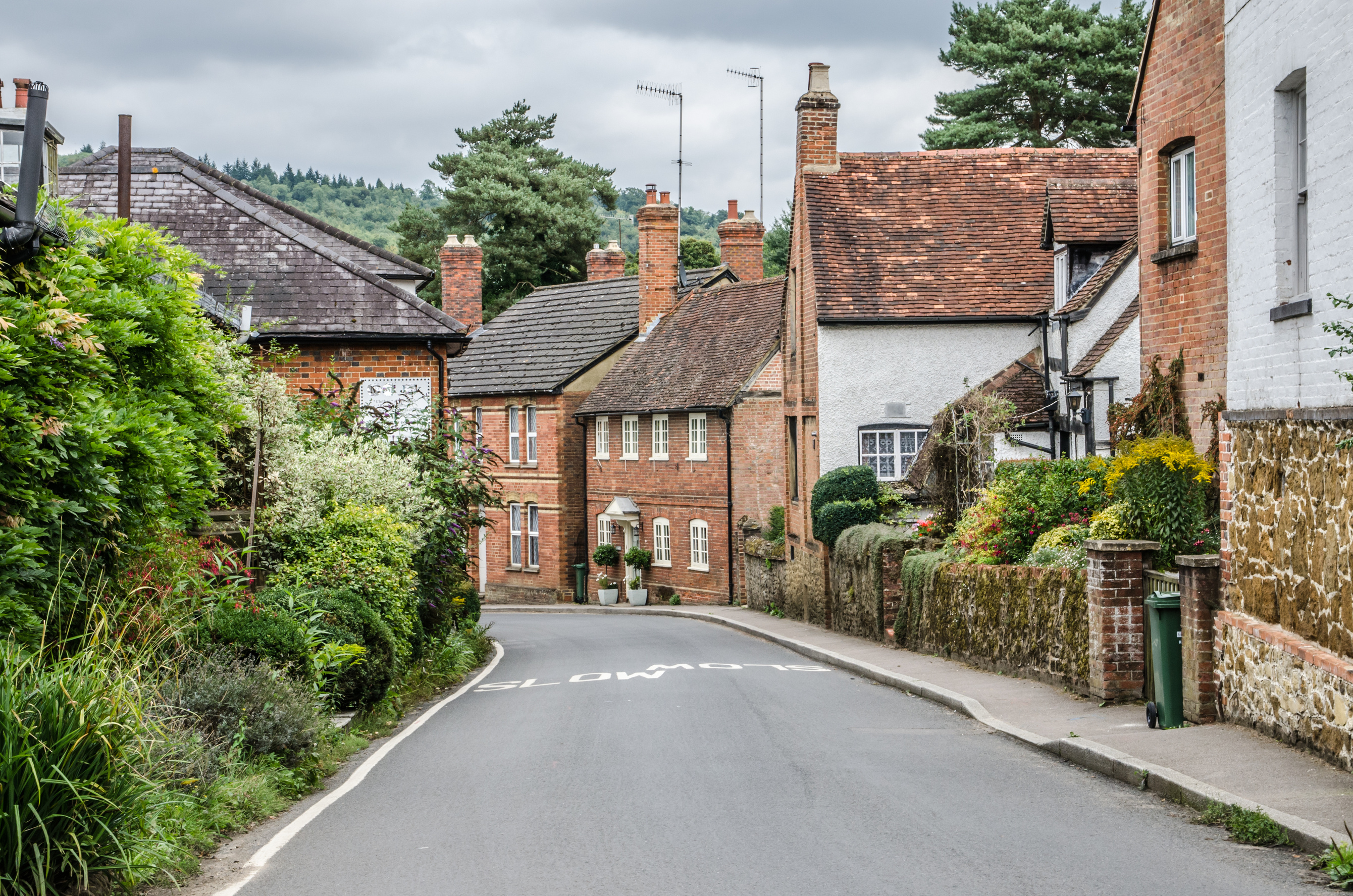 road_going_into_shere_village