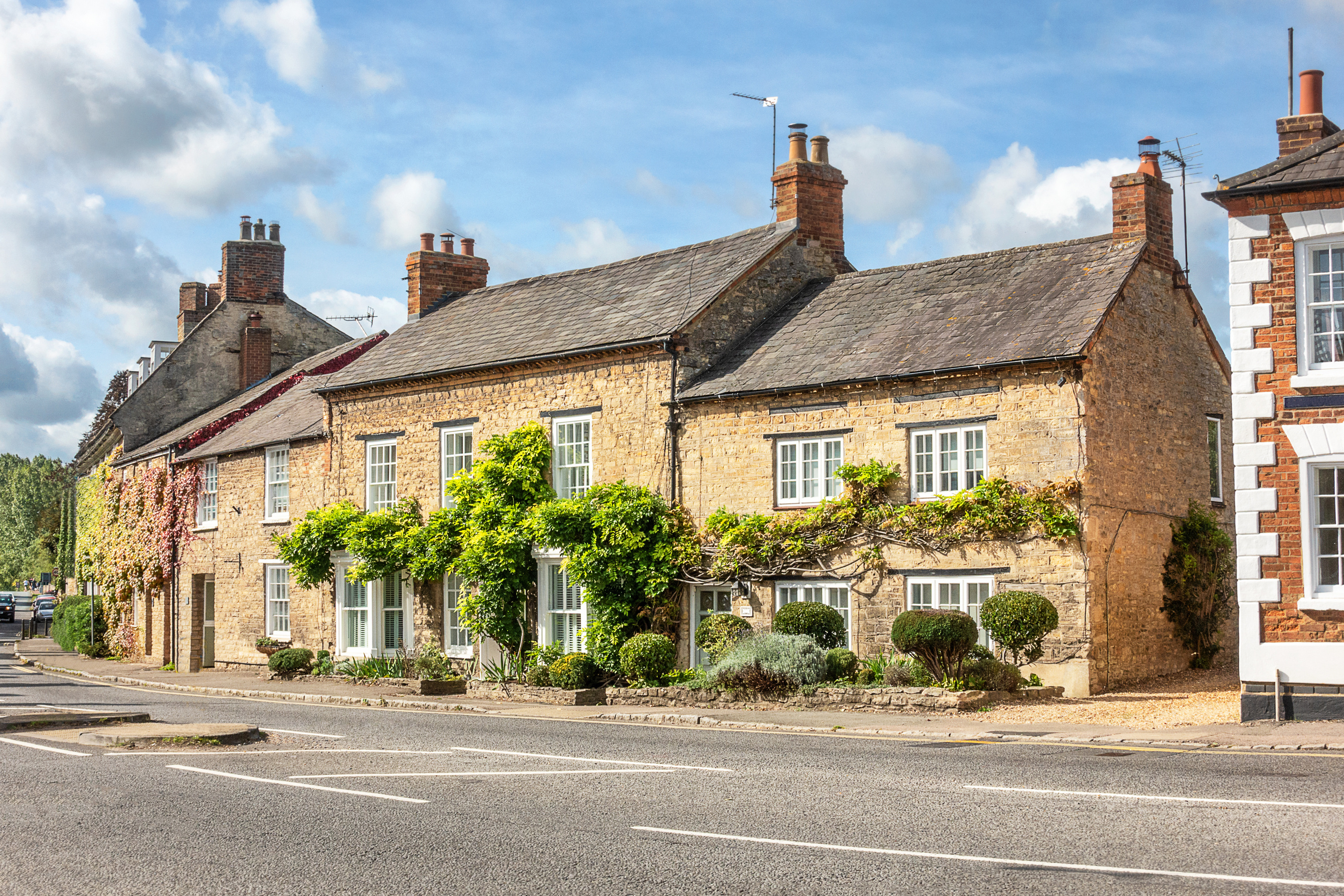 row_of_houses_in_market_town_bedfordshire