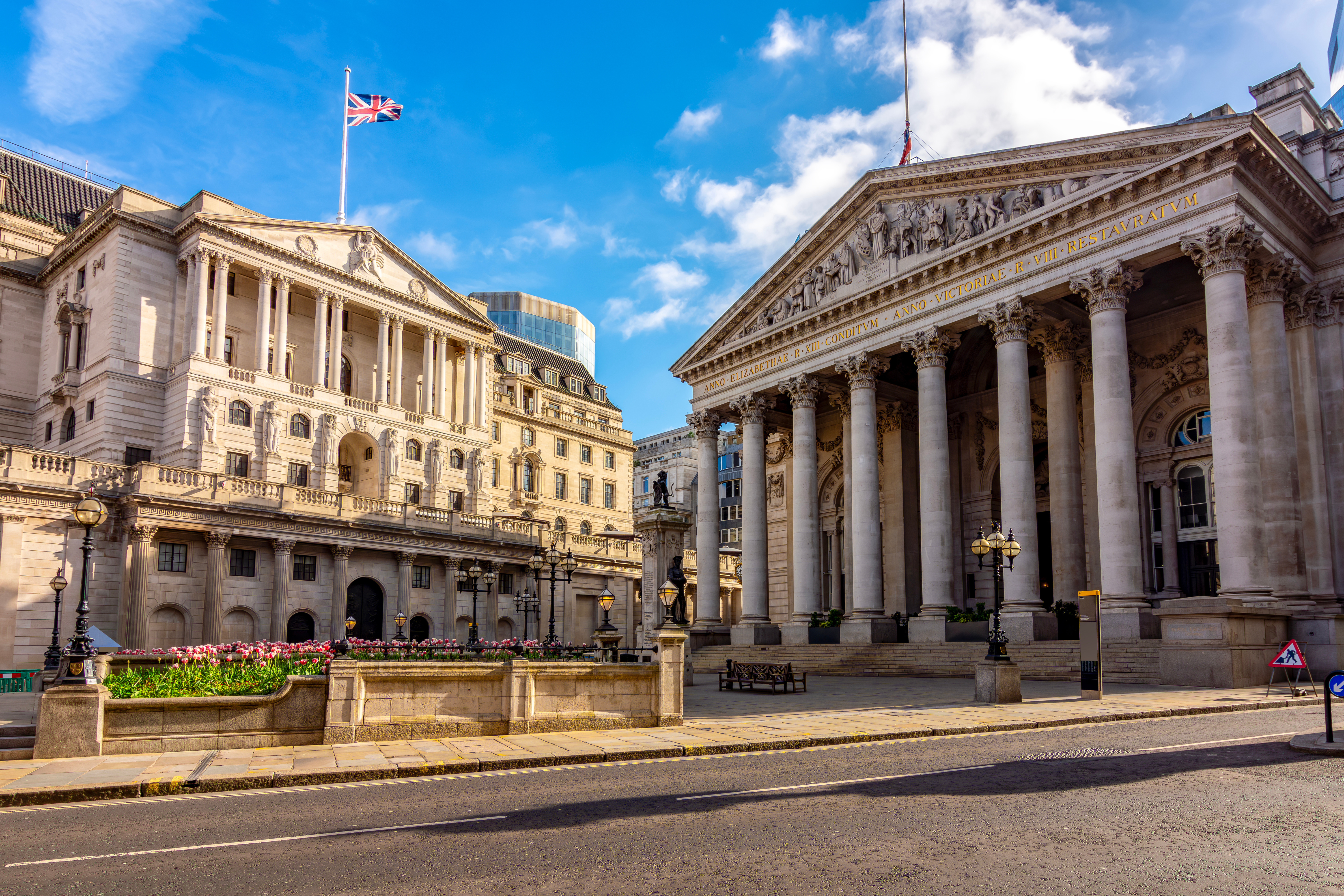 royal_exchange_and_bank_of_england_buildings_in_city_of_london_uk