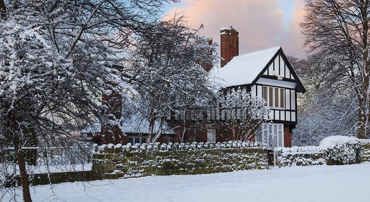 snowed-in_house_on_morris_lane_in_leeds_yorkshire