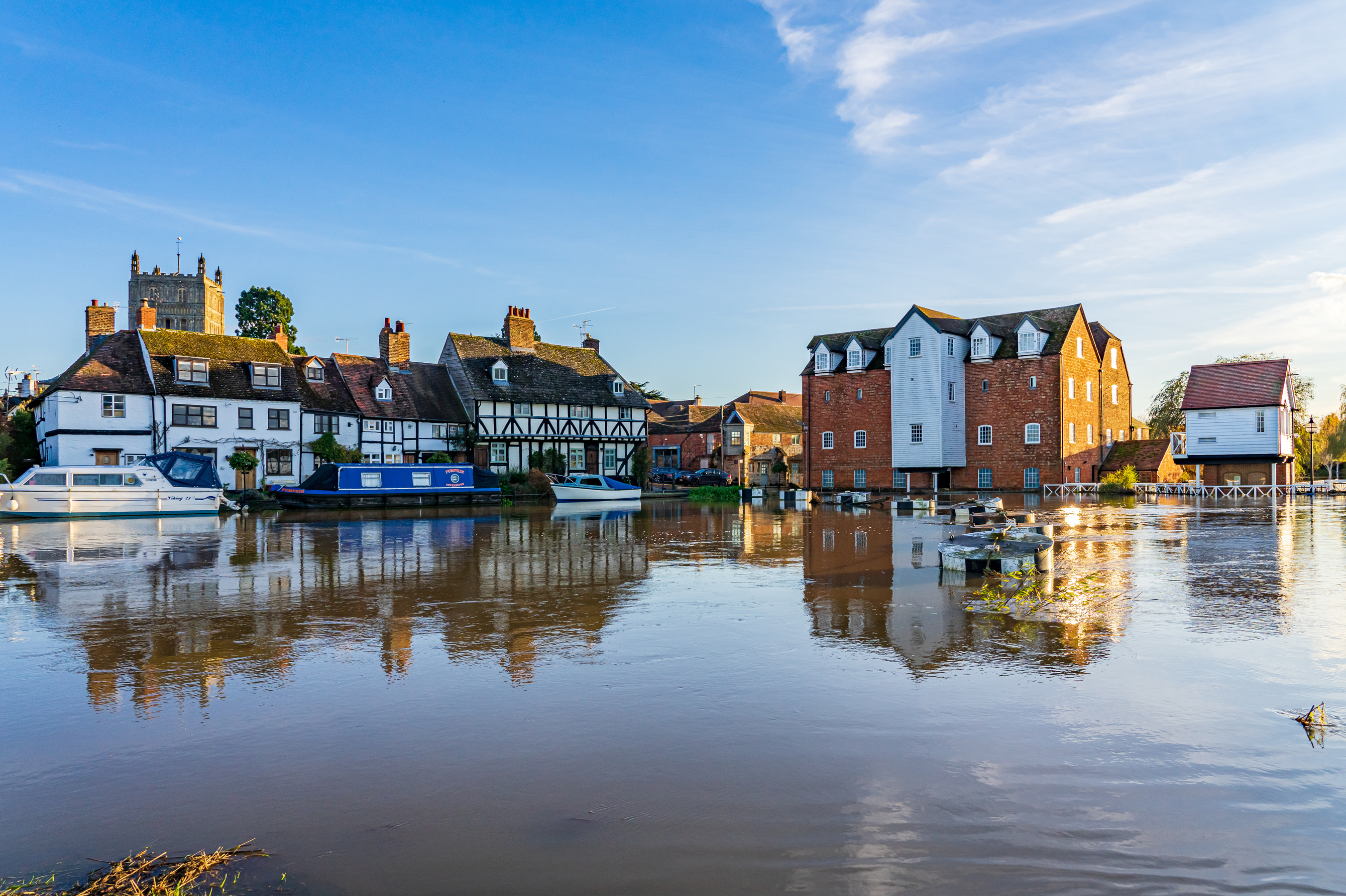 the_abbey_milltewkesbury_reflected_in_flood_water_from_river_avon_with_tewkesbury_abbey_in_background