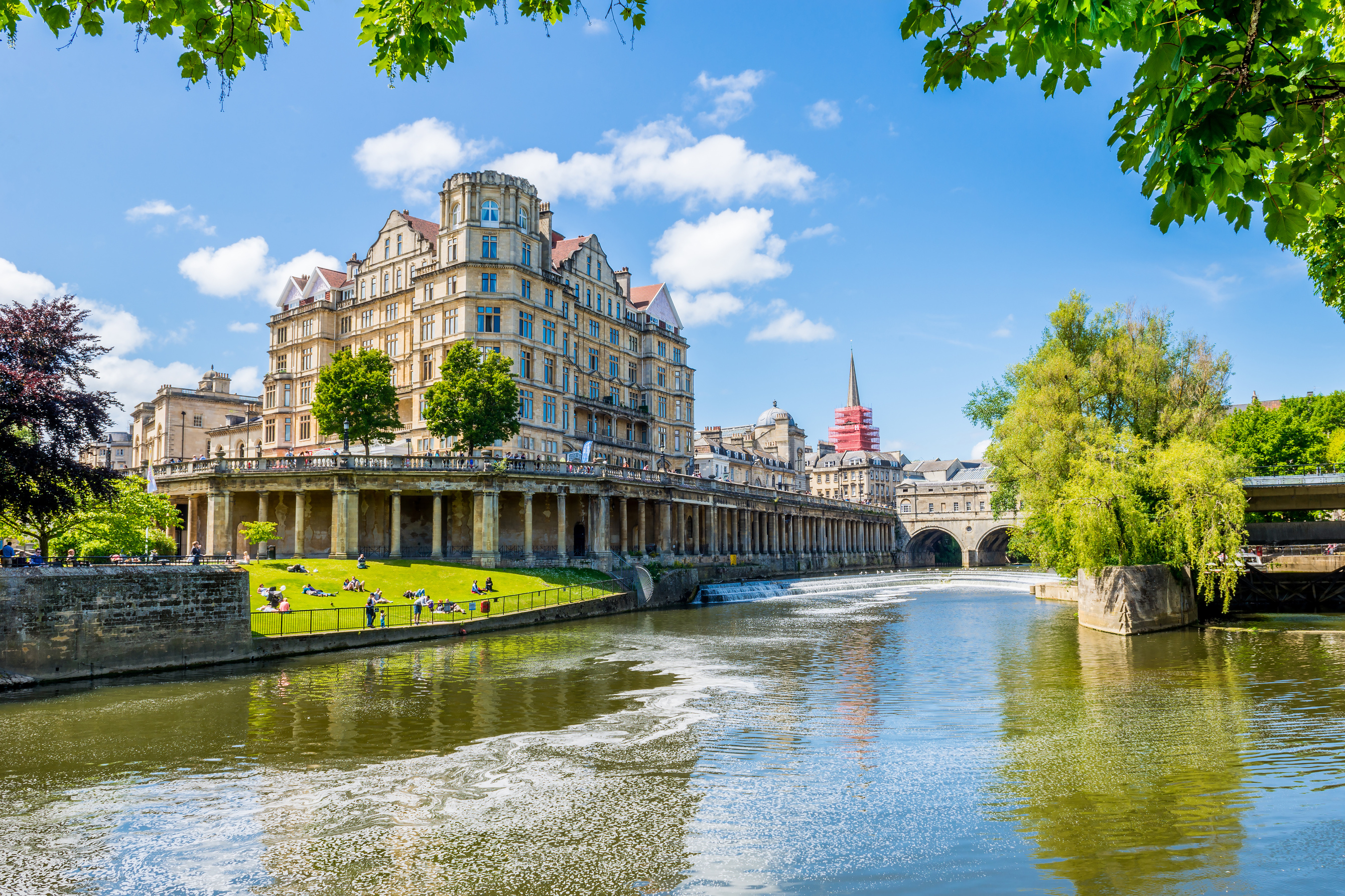 the_pulteney_bridge_in_palladian_style_crosses_the_river_avon_in_bath_