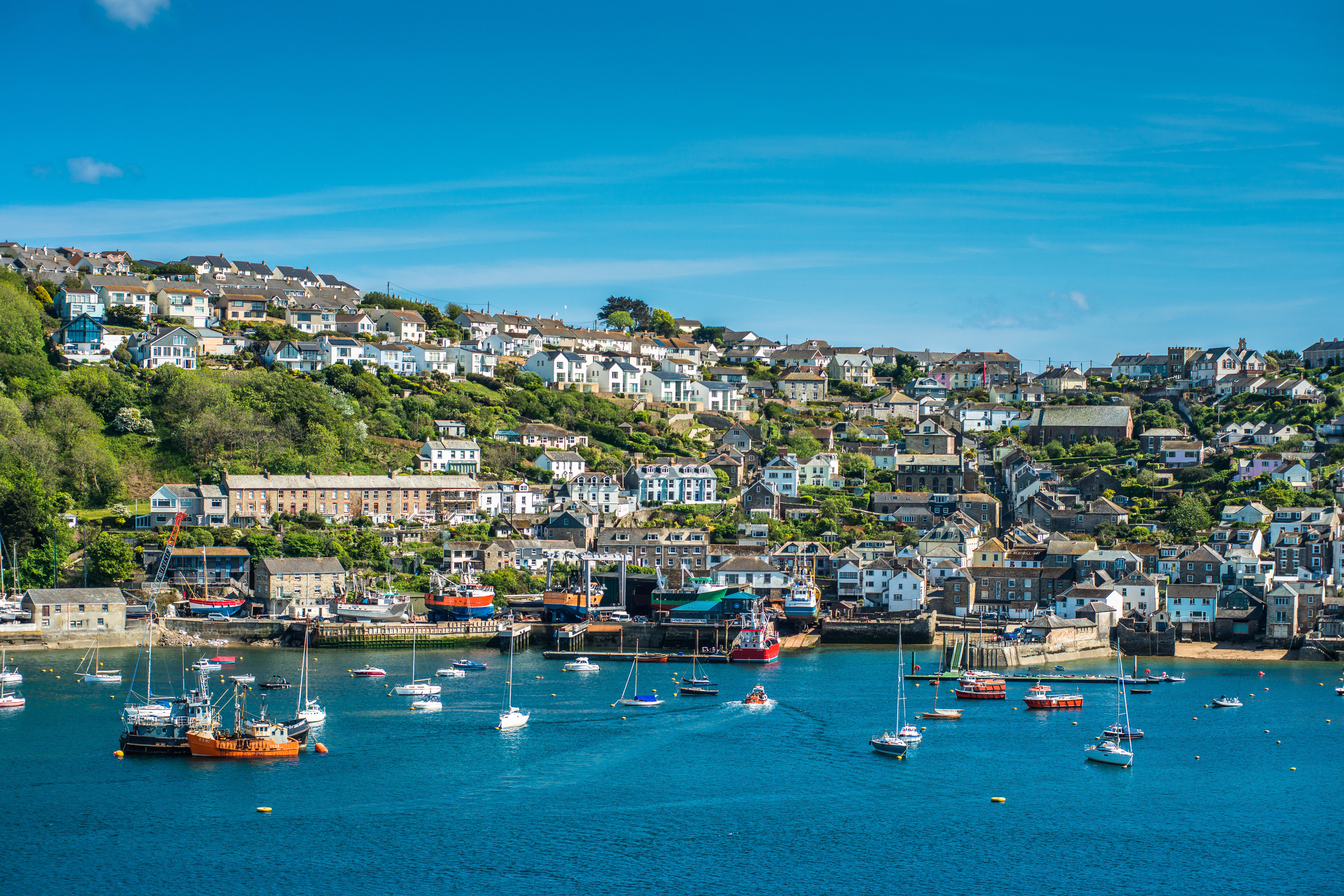 the_small_coastal_town_of_fowey_in_cornwall_england_uk