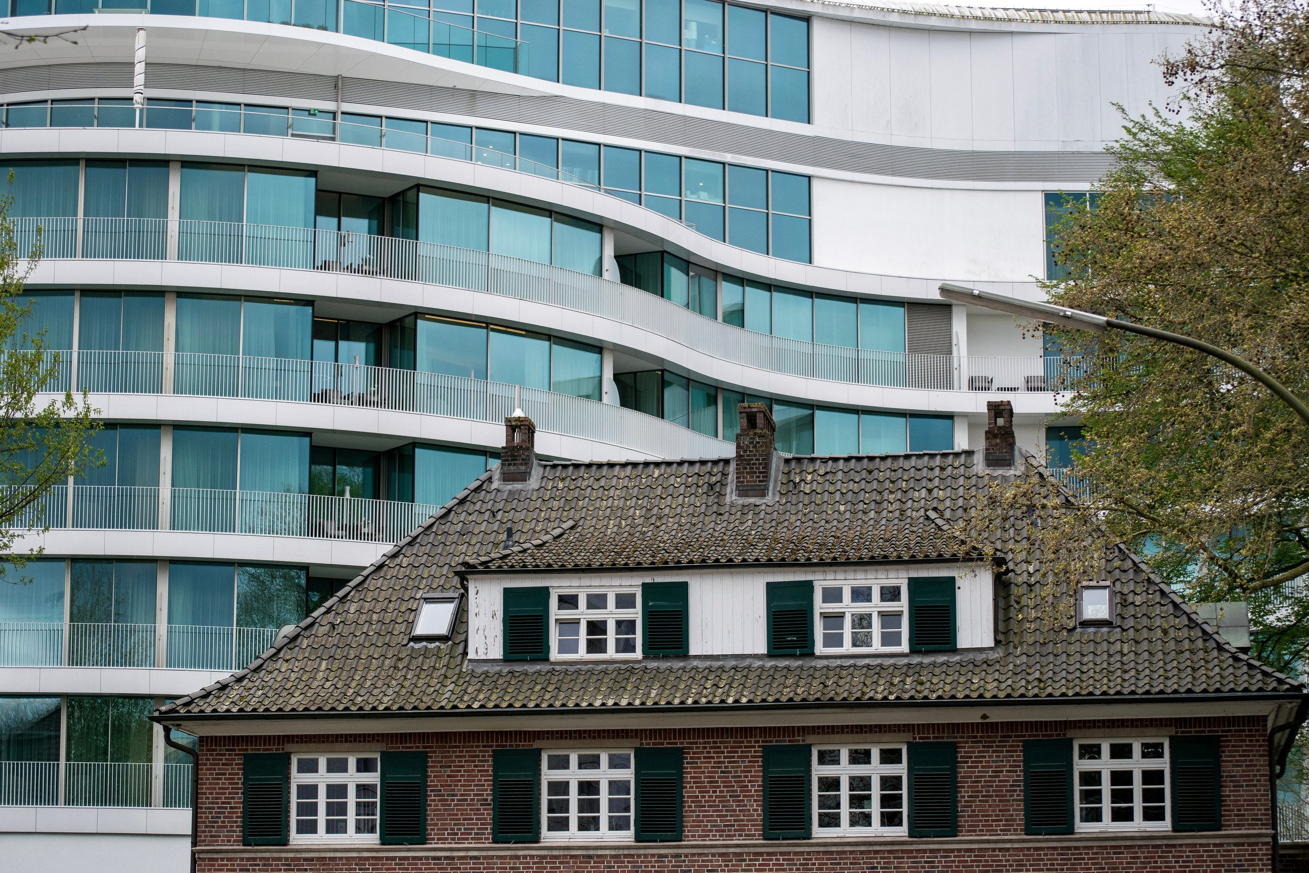traditional_brick_building_in_foreground_against_contrasting_modern_office_block