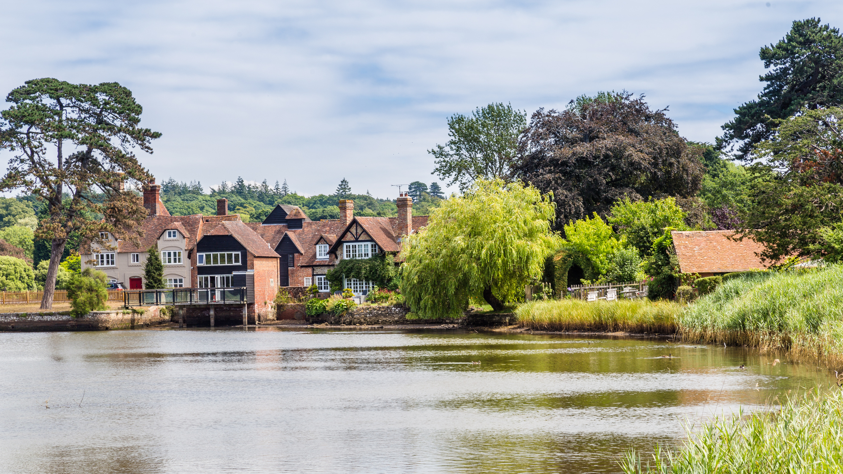 view_on_the_beatiful_historic_beaulieu_village_and_river_in_the_new_forest_area_of_hampshire_in_england_united_kingdom