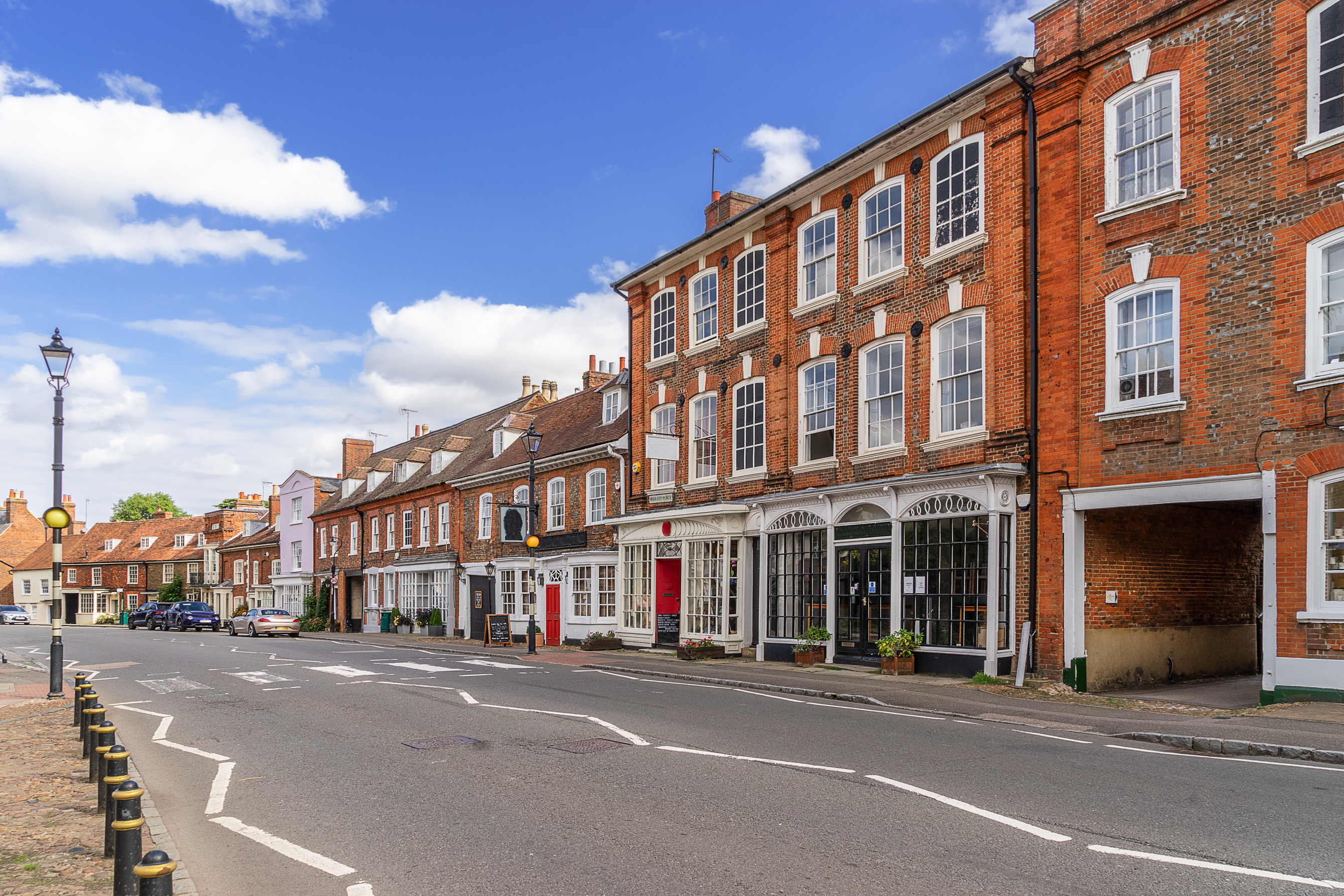 woburn_high_street_in_buckinghamshire