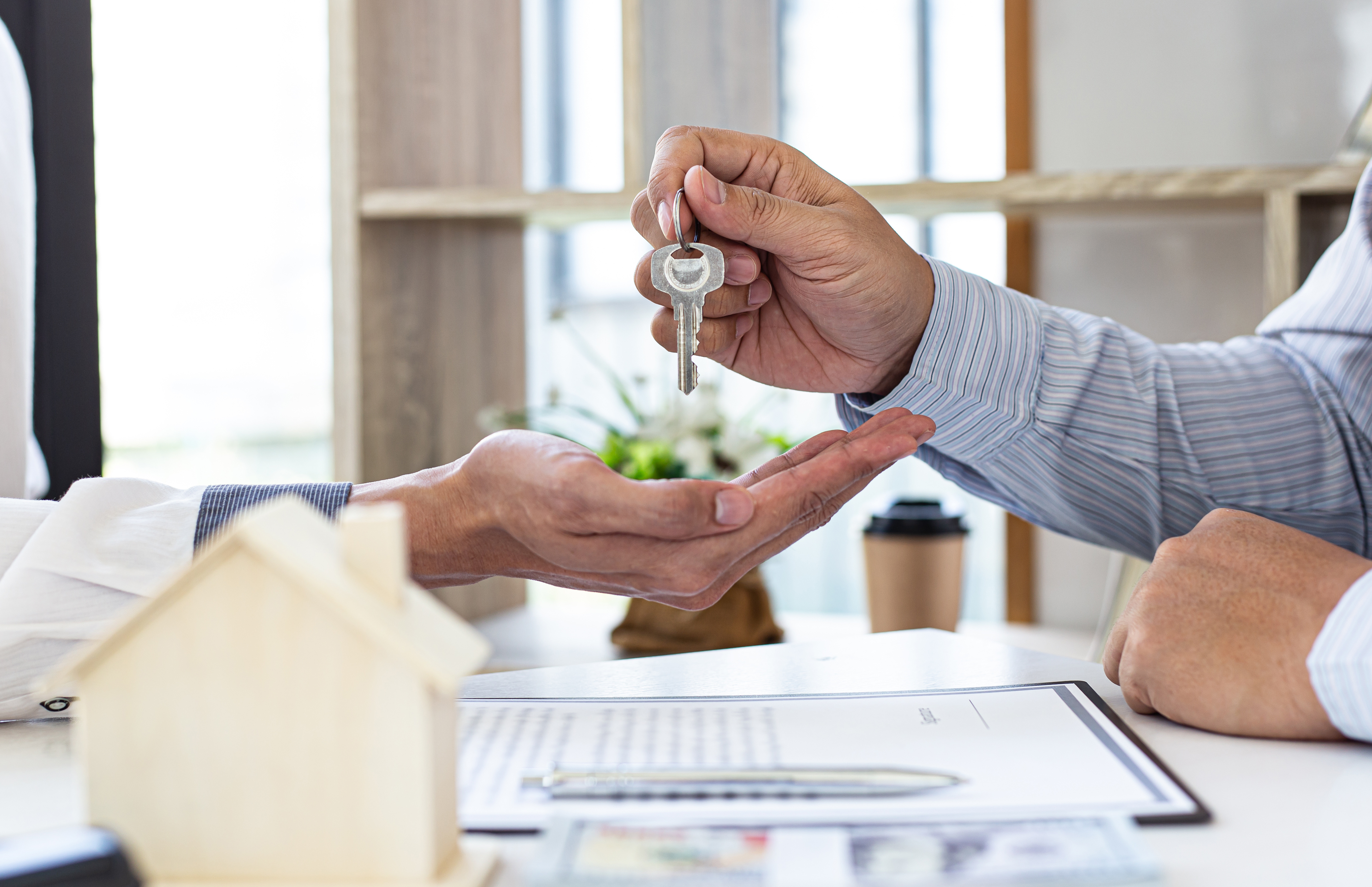 selling house with estate agent handing over keys