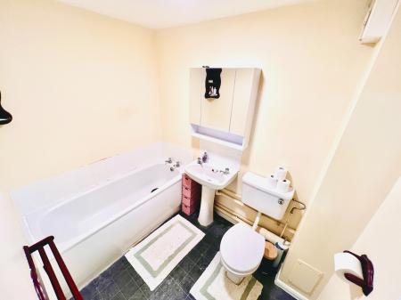 2 bedroom Flat for sale in Ascot Court, Aldershot