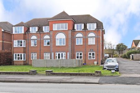 2 bedroom Flat for sale in Andover Road, Ludgershall, SP11
