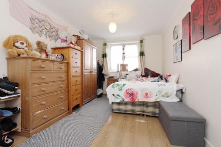 2 bedroom Flat for sale in Andover Road, Ludgershall, SP11