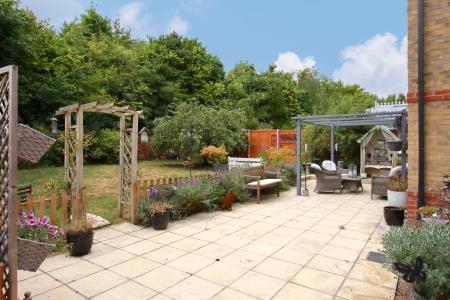 5 bedroom Detached house for sale in Blueberry Gardens, Andover, SP10