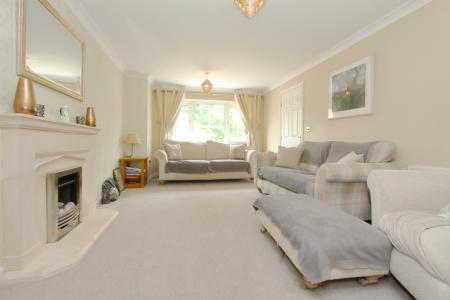 5 bedroom Detached house for sale in Blueberry Gardens, Andover, SP10