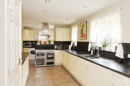 5 bedroom Detached house for sale in Blueberry Gardens, Andover, SP10