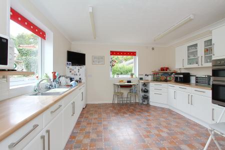 4 bedroom Bungalow for sale in Parkhouse Road, Shipton Bellinger, SP9