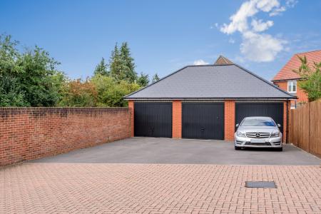 4 bedroom Detached house for sale in Locksbridge Road, Andover, Andover, SP11