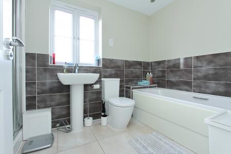 4 bedroom Detached house for sale in Locksbridge Road, Andover, Andover, SP11