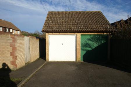 3 bedroom Semi-detached house to let in Swallowfields, Andover, SP10