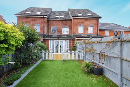 4 bedroom Terraced House for sale in Locksbridge Road, Andover, Andover, SP11