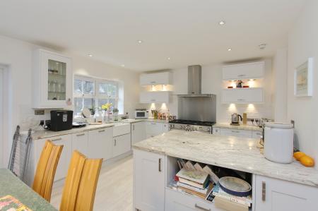 3 bedroom Detached house for sale in Farrs Avenue, Andover, SP10