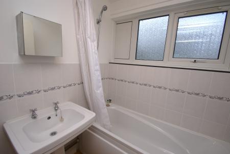 3 bedroom Flat to let in Acre Court, Andover, SP10