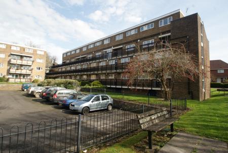 3 bedroom Flat to let in Acre Court, Andover, SP10