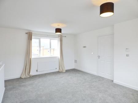 2 bedroom Flat to let in Little Highwood Way, Brentwood, CM14