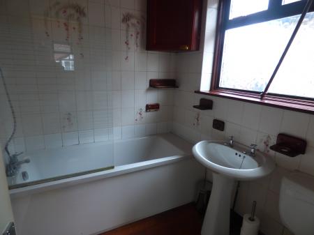 3 bedroom Semi-detached house to let in Heathview Road, Grays, RM16