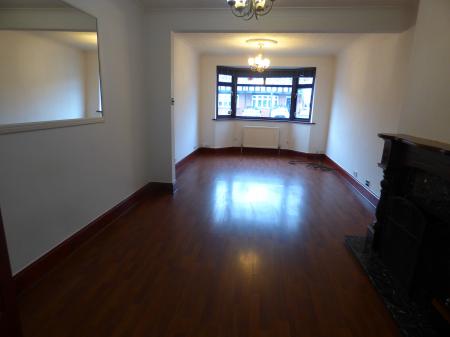 3 bedroom Semi-detached house to let in Heathview Road, Grays, RM16