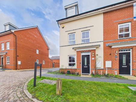 3 bedroom Town house for sale in Wilson Crescent, Chapel Gate, Basingstoke, RG21