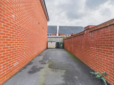 3 bedroom Town house for sale in Wilson Crescent, Chapel Gate, Basingstoke, RG21