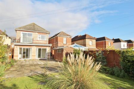 1 bedroom Studio flat to let in Ashley Road, Parkstone, Poole