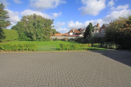 2 bedroom Flat to let in Cherry Tree Lodge, Castle Lane West, Bournemouth